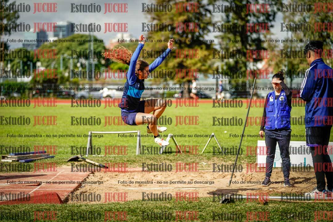 Fotos del salto en largo de mujeres