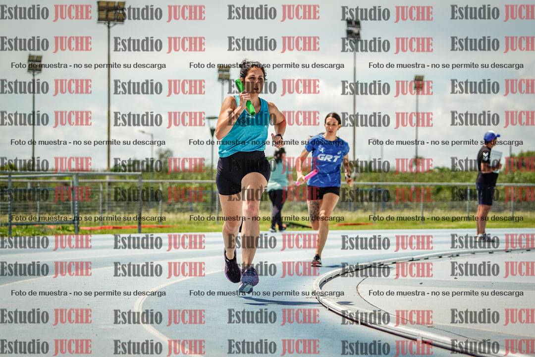 Fotos durante el transcurso de los relevos 20' para running teams - serie 1