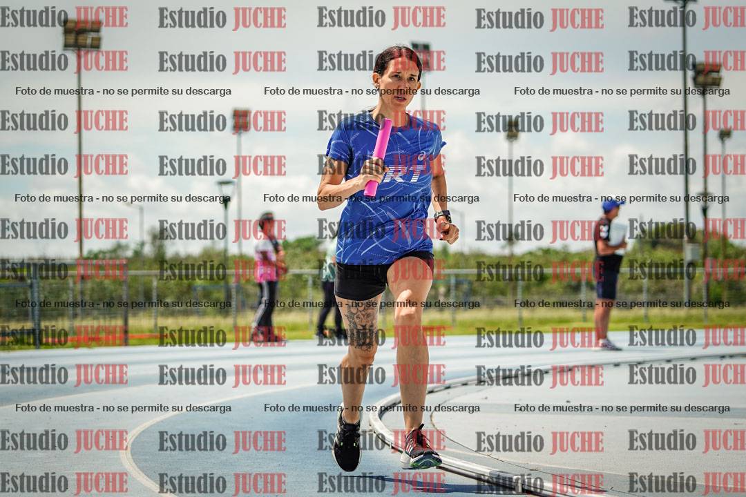 Fotos durante el transcurso de los relevos 20' para running teams - serie 1