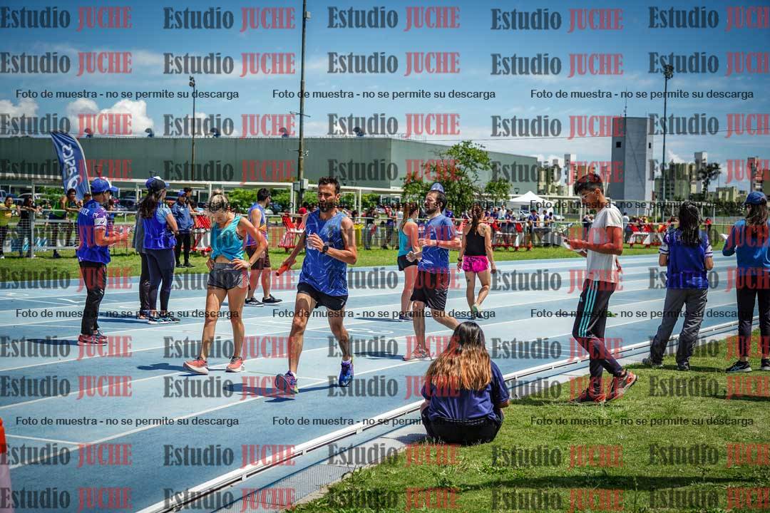 Fotos durante el transcurso de los relevos 20' para running teams - serie 1