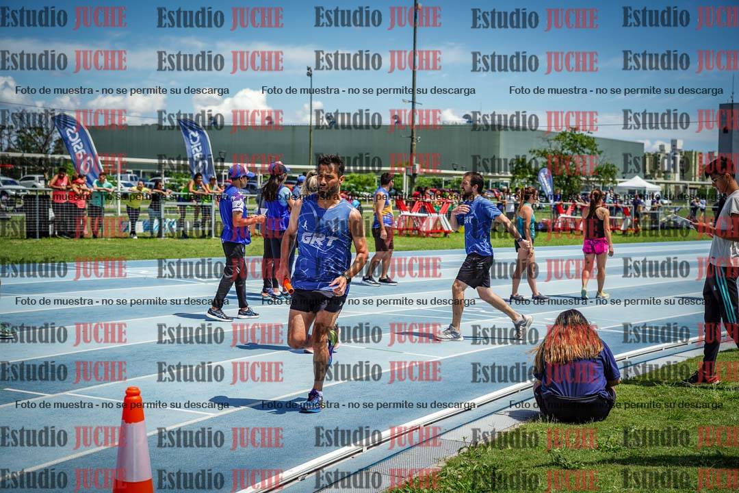 Fotos durante el transcurso de los relevos 20' para running teams - serie 1