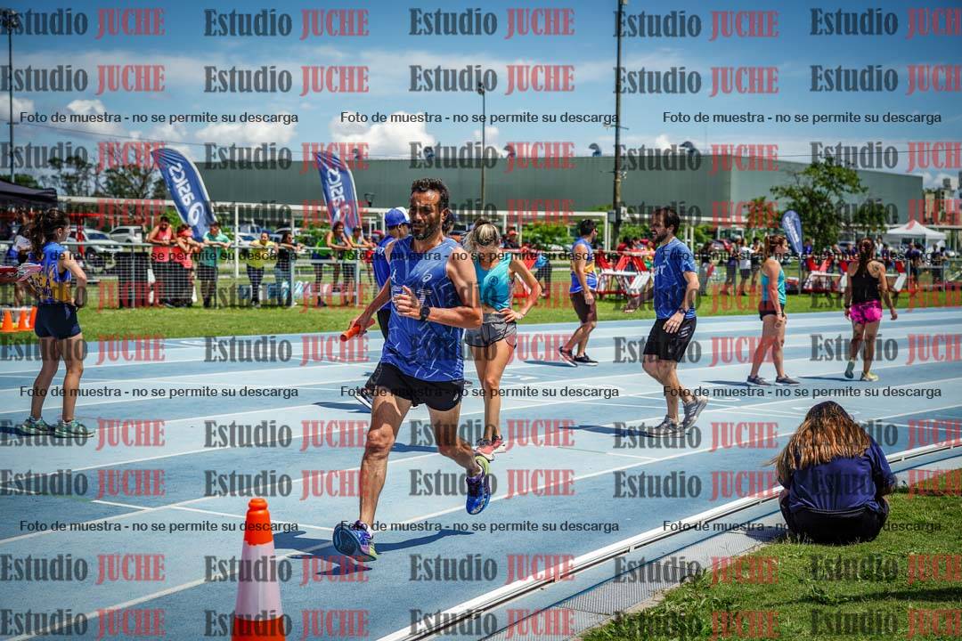 Fotos durante el transcurso de los relevos 20' para running teams - serie 1