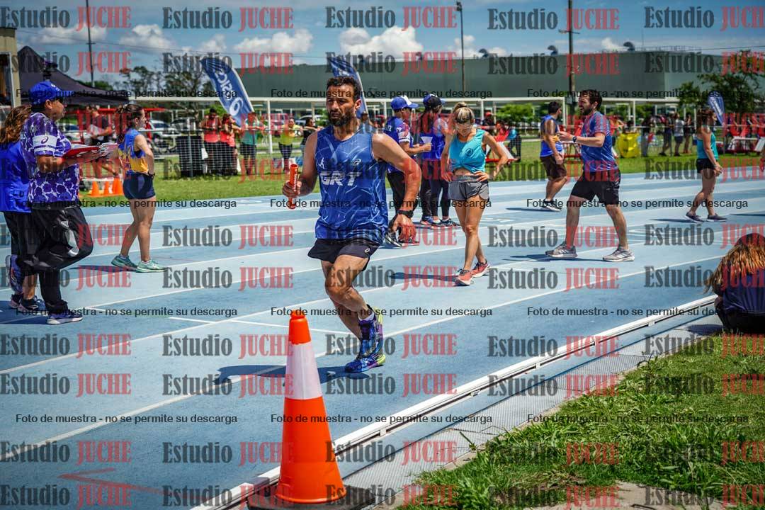 Fotos durante el transcurso de los relevos 20' para running teams - serie 1