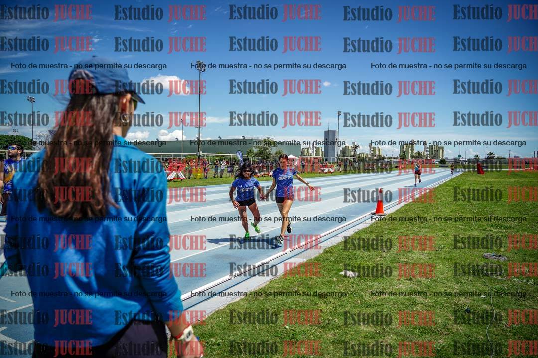 Fotos durante el transcurso de los relevos 20' para running teams - serie 1
