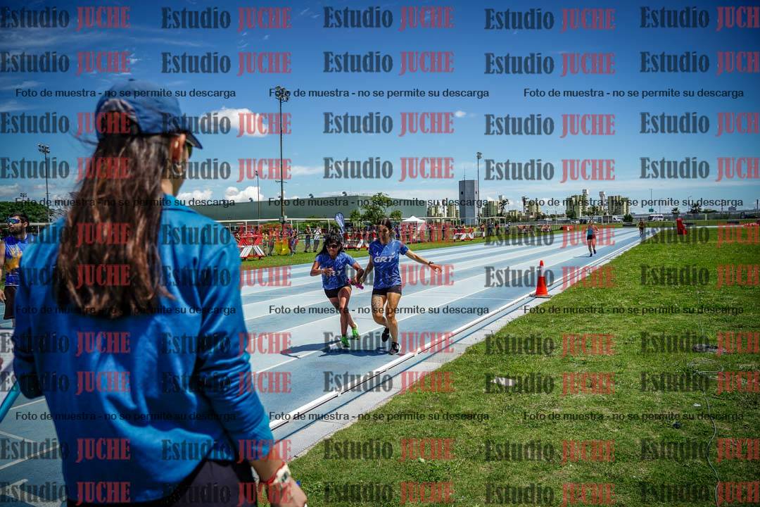 Fotos durante el transcurso de los relevos 20' para running teams - serie 1