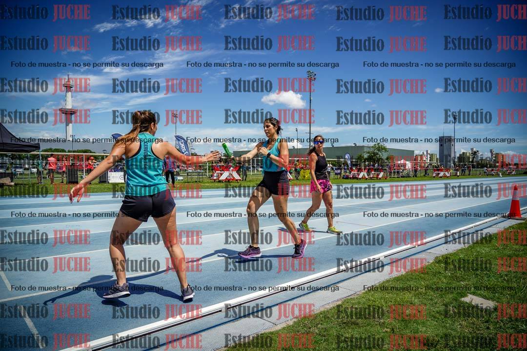 Fotos durante el transcurso de los relevos 20' para running teams - serie 1