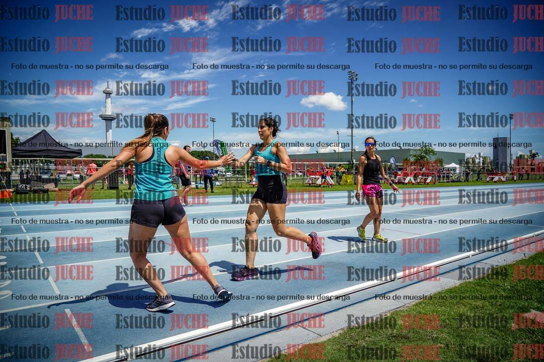 Fotos durante el transcurso de los relevos 20' para running teams - serie 1