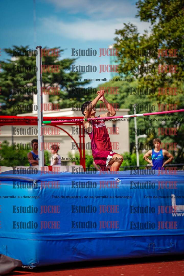 Fotos del salto en alto de mujeres y varones