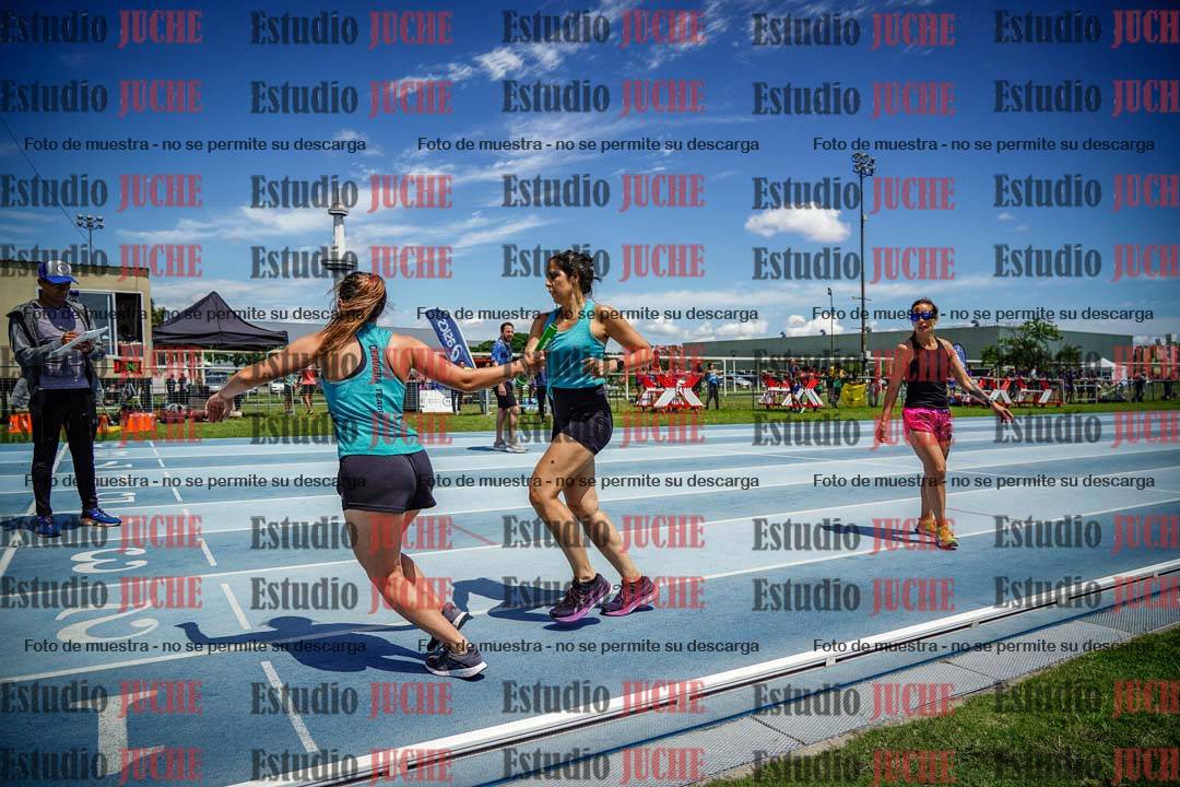 Fotos durante el transcurso de los relevos 20' para running teams - serie 1