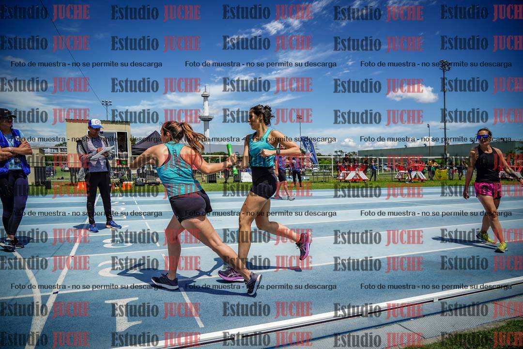 Fotos durante el transcurso de los relevos 20' para running teams - serie 1
