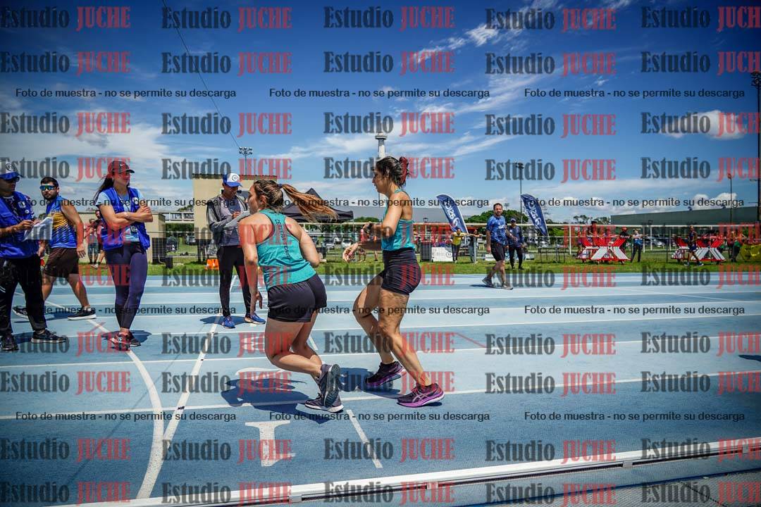 Fotos durante el transcurso de los relevos 20' para running teams - serie 1