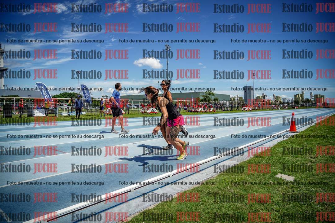 Fotos durante el transcurso de los relevos 20' para running teams - serie 1