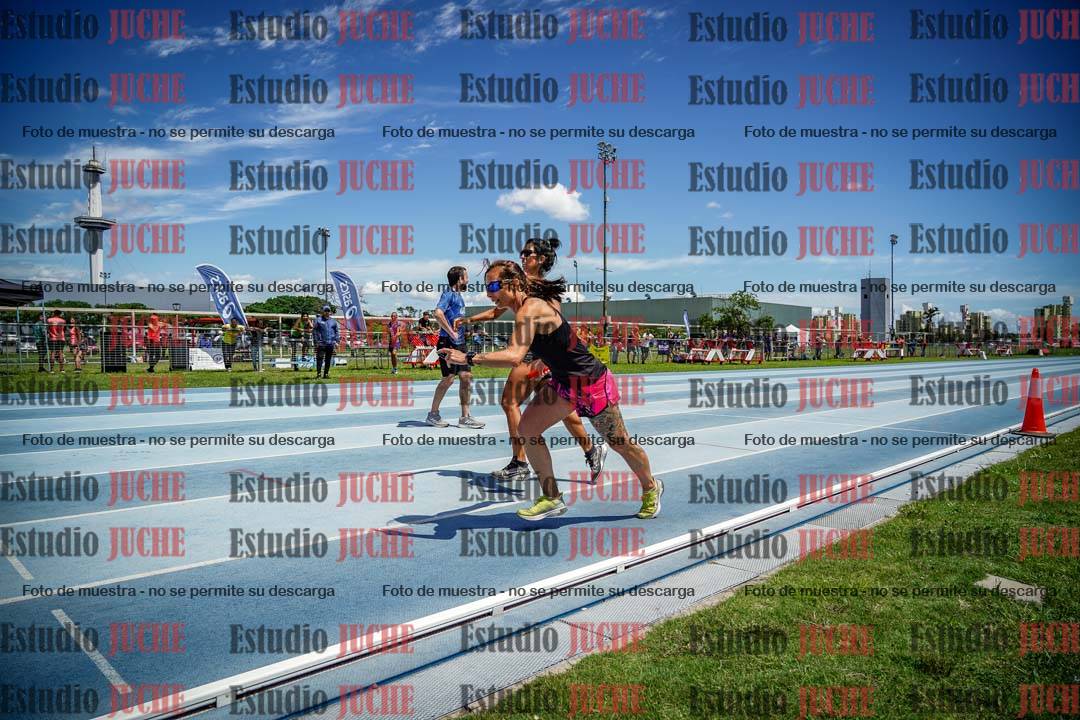 Fotos durante el transcurso de los relevos 20' para running teams - serie 1