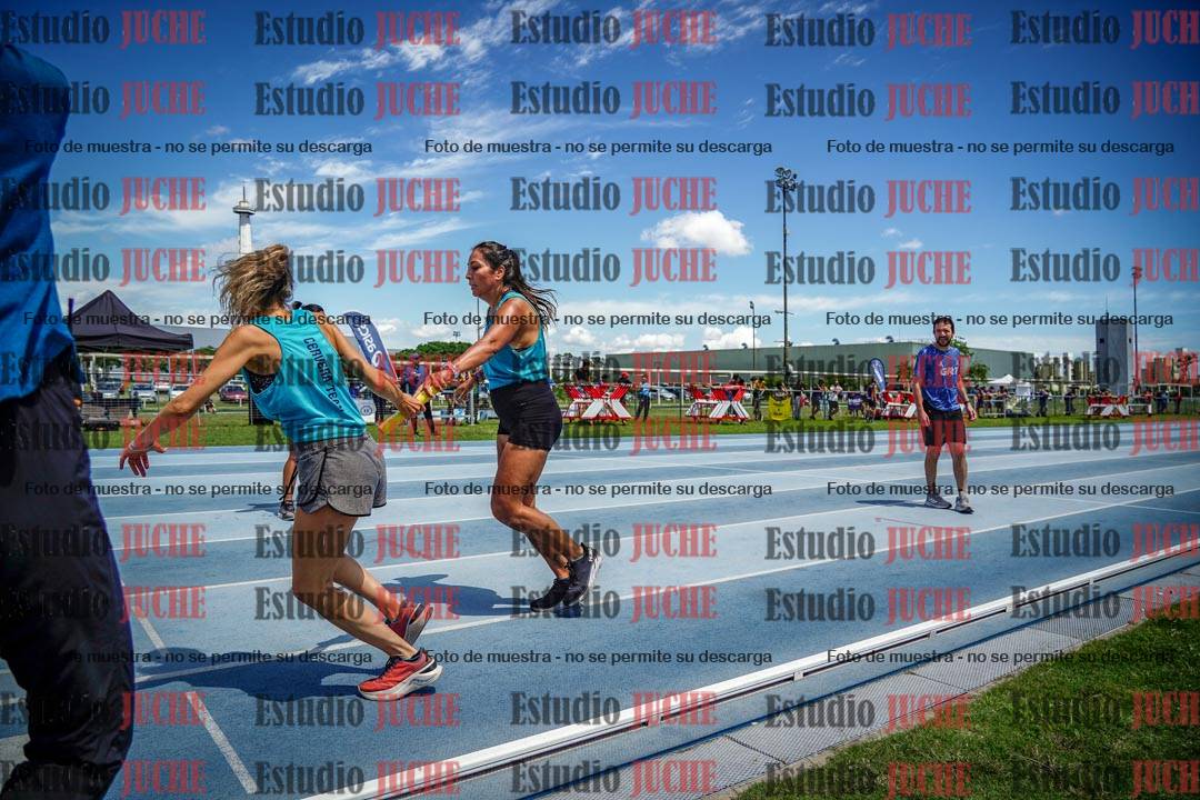 Fotos durante el transcurso de los relevos 20' para running teams - serie 1