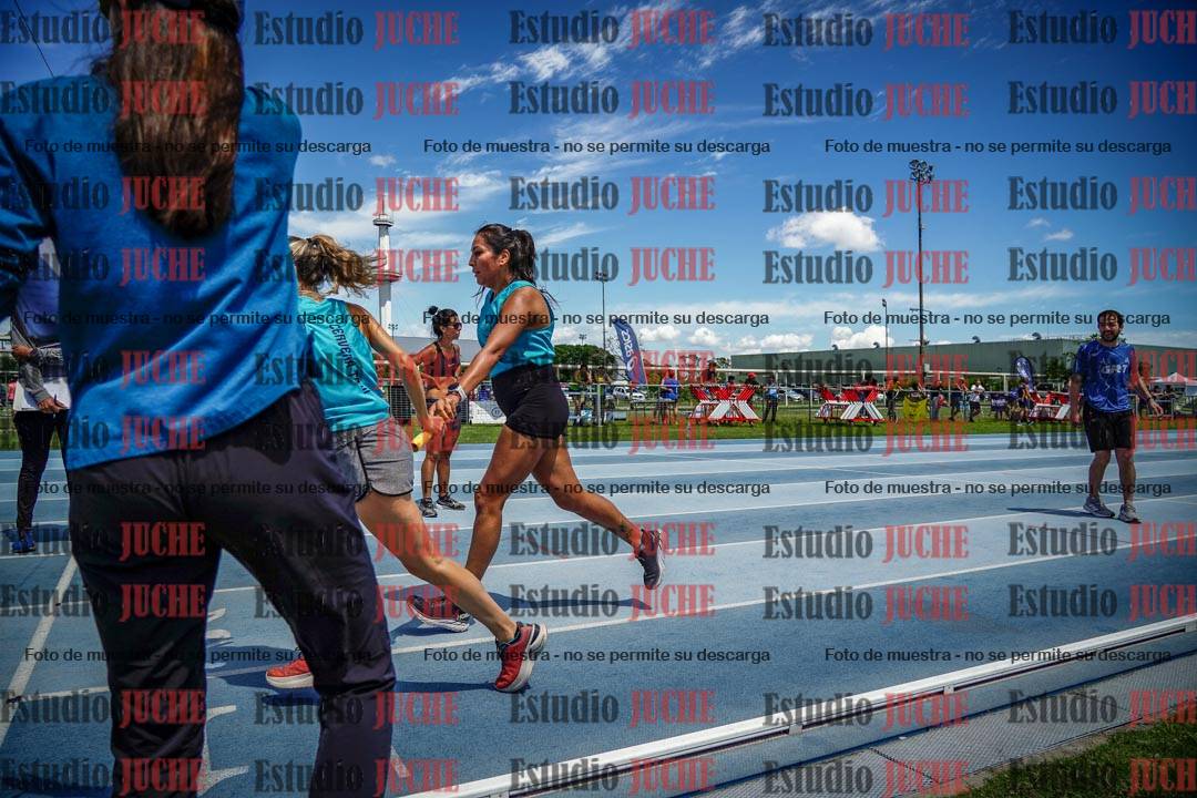 Fotos durante el transcurso de los relevos 20' para running teams - serie 1
