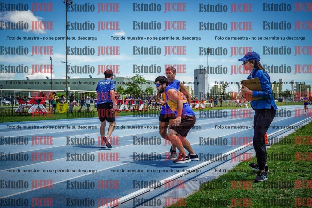 Fotos durante el transcurso de los relevos 20' para running teams - serie 1