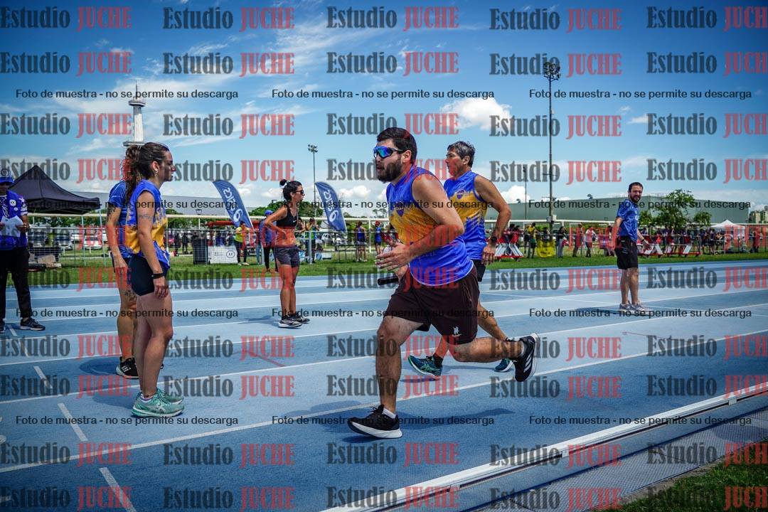Fotos durante el transcurso de los relevos 20' para running teams - serie 1