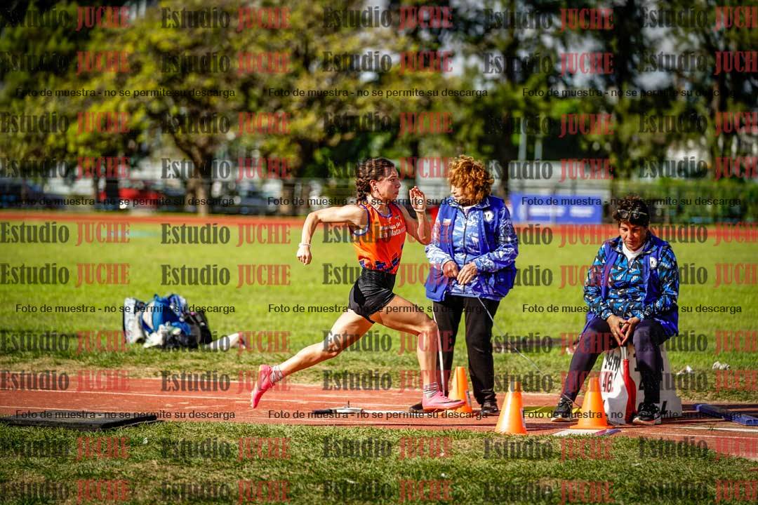 Fotos del salto en largo de mujeres