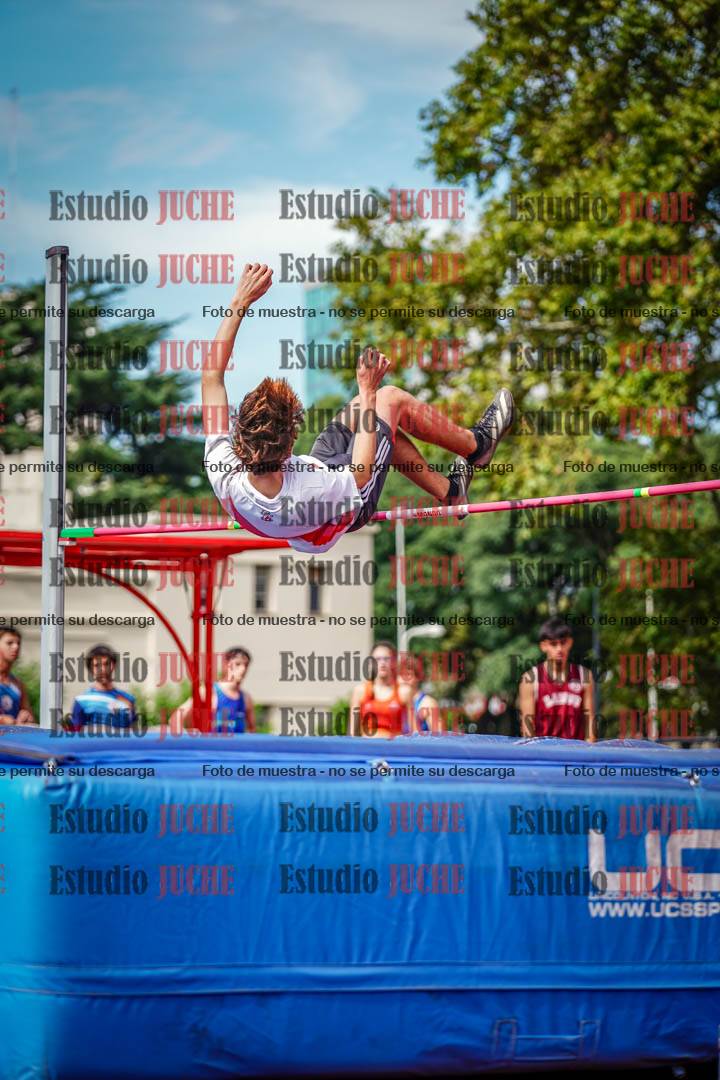 Fotos del salto en alto de mujeres y varones