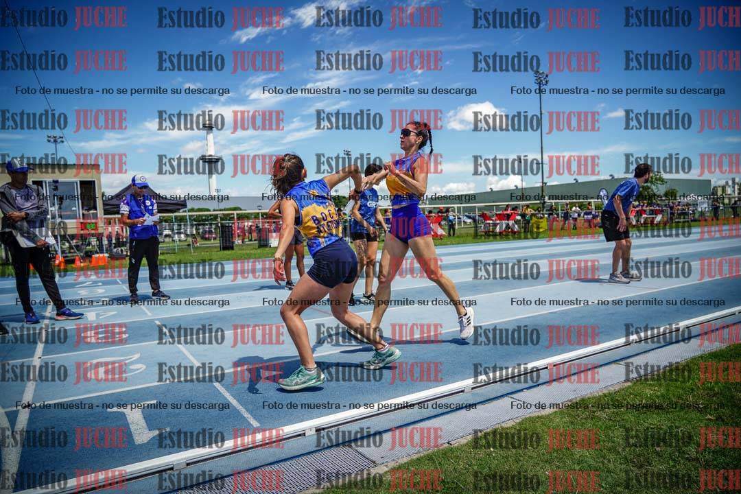 Fotos durante el transcurso de los relevos 20' para running teams - serie 1