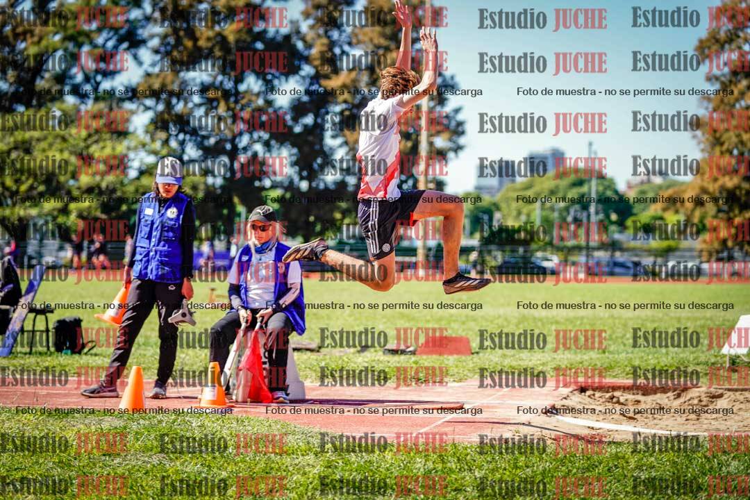 Fotos del salto en largo de varones