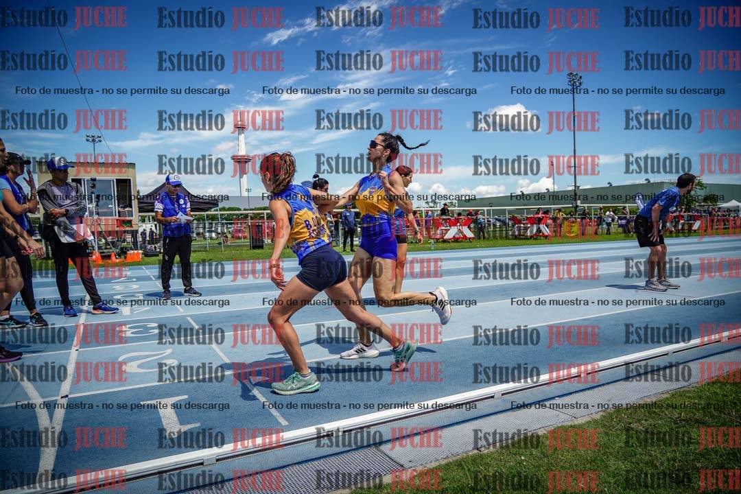 Fotos durante el transcurso de los relevos 20' para running teams - serie 1