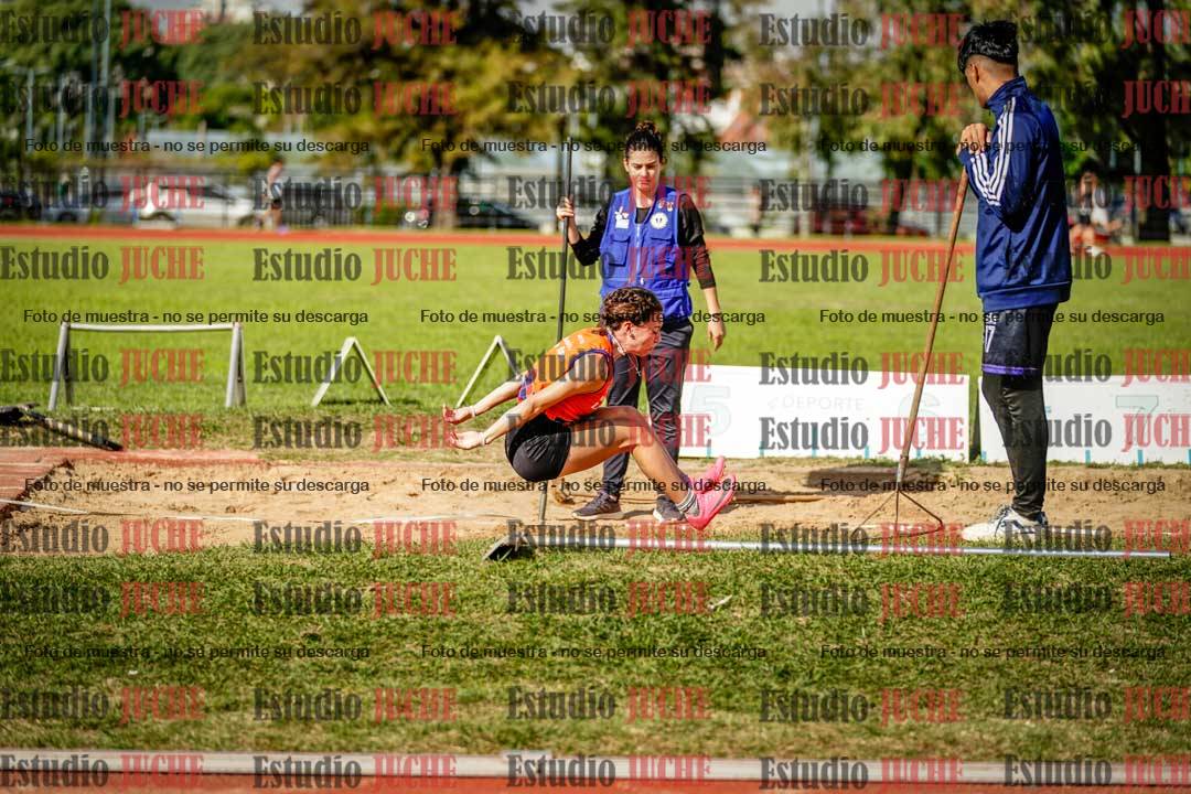 Fotos del salto en largo de mujeres