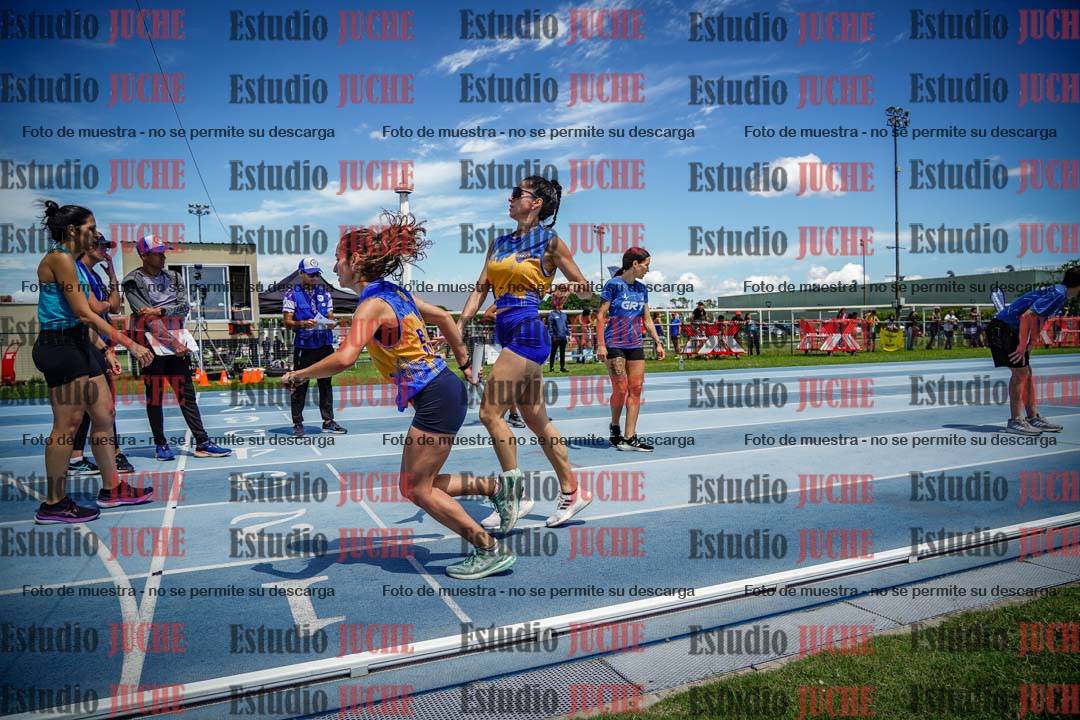 Fotos durante el transcurso de los relevos 20' para running teams - serie 1