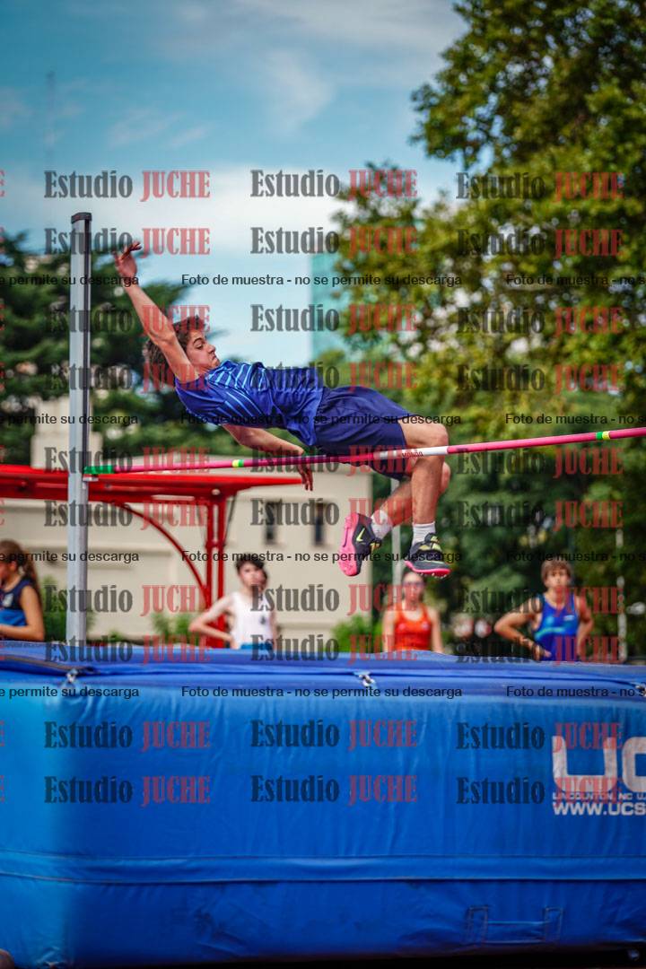 Fotos del salto en alto de mujeres y varones