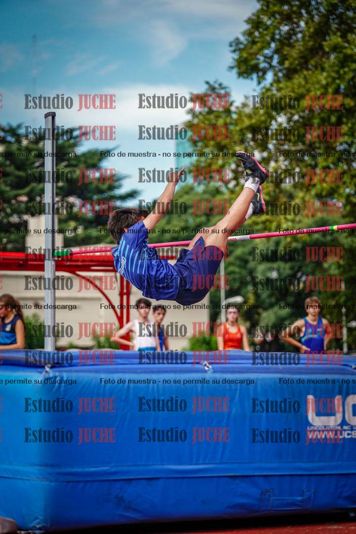Fotos del salto en alto de mujeres y varones