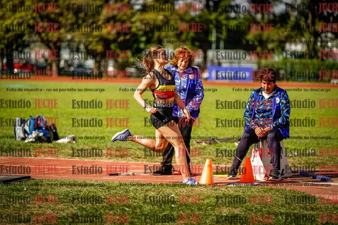 Fotos del salto en largo de mujeres