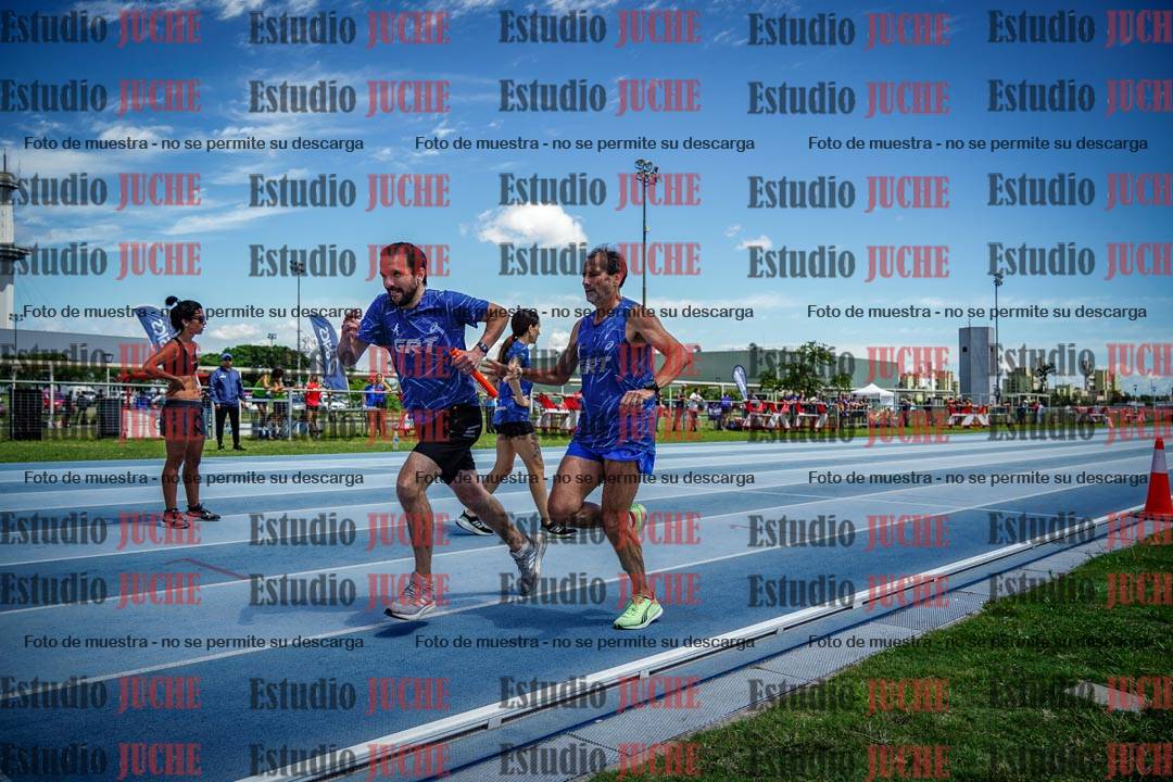 Fotos durante el transcurso de los relevos 20' para running teams - serie 1