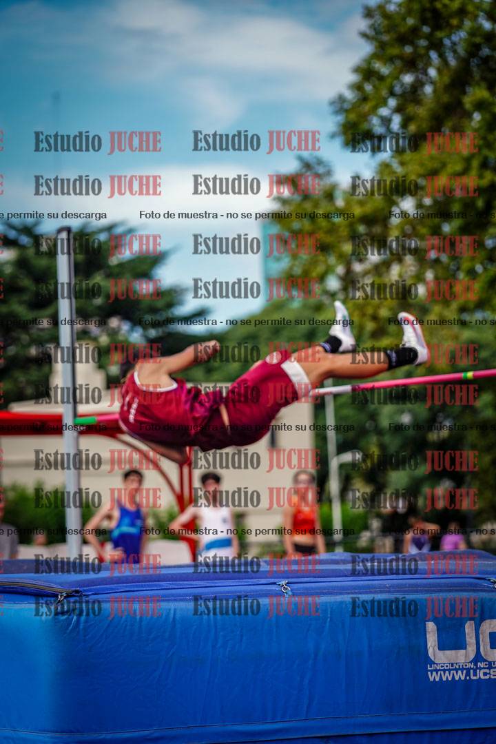 Fotos del salto en alto de mujeres y varones