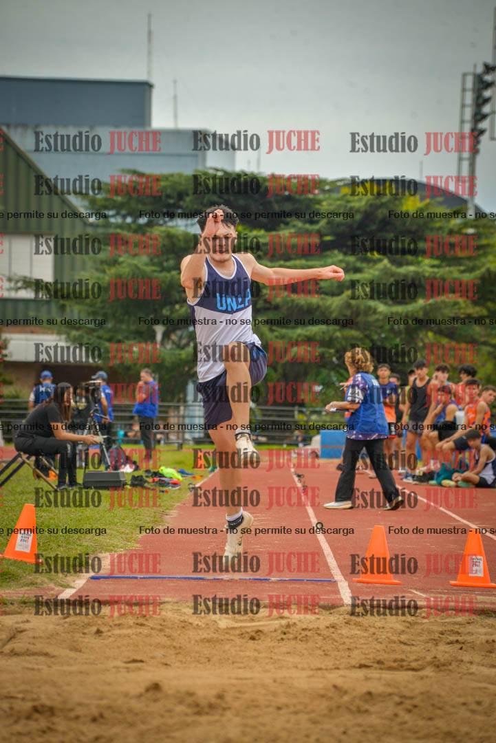 Fotos del salto en largo de varones - mayores