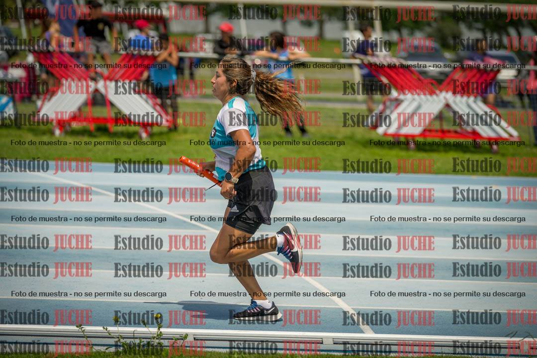 Fotos durante el transcurso de los relevos 20' para running teams - serie 1