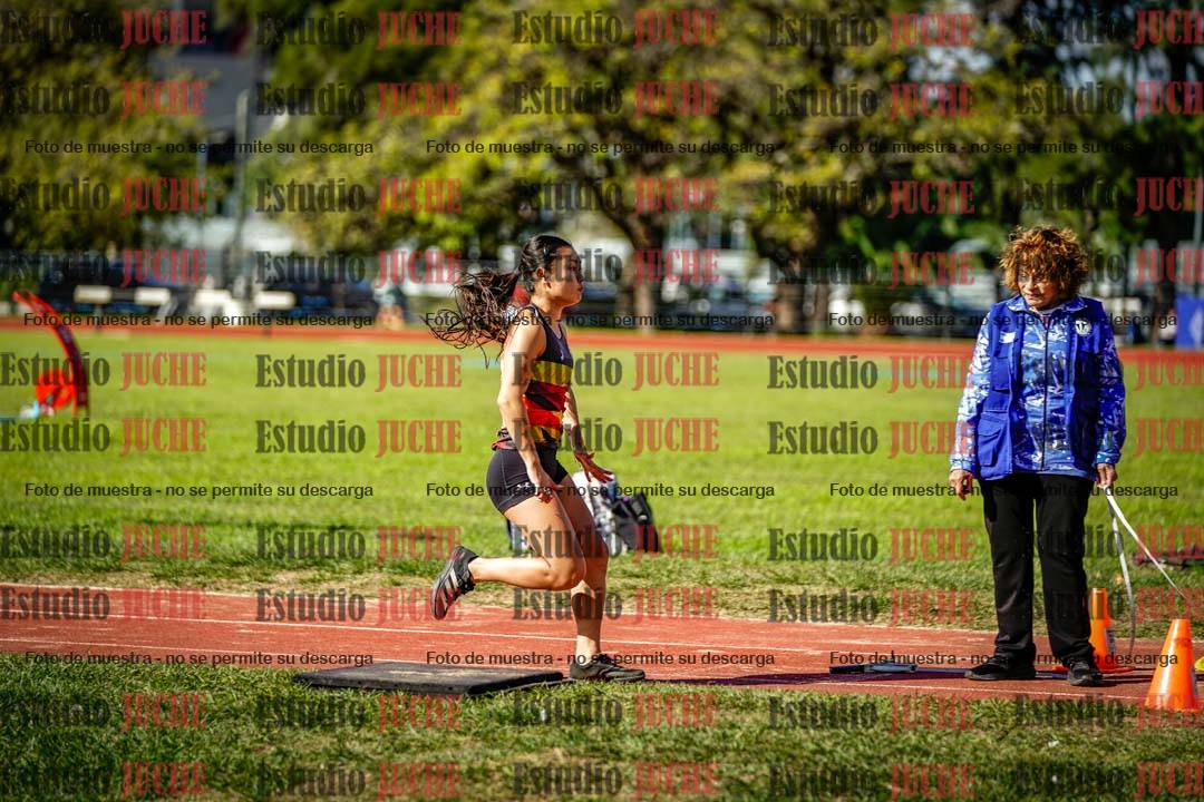 Fotos del salto en largo de mujeres