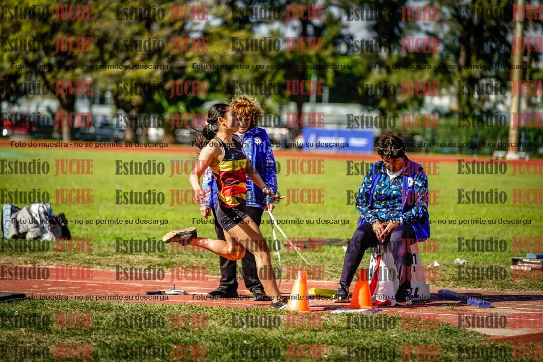 Fotos del salto en largo de mujeres