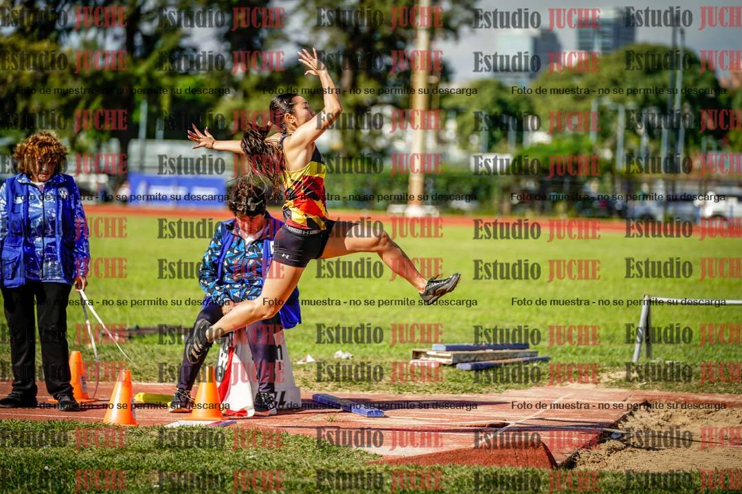 Fotos del salto en largo de mujeres
