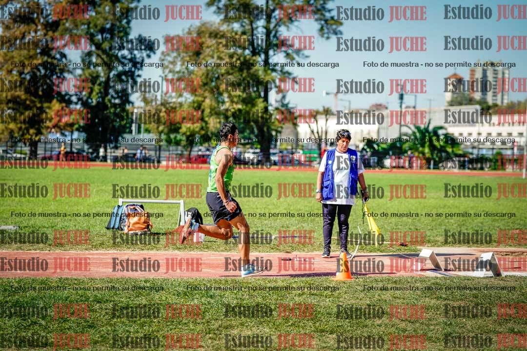 Fotos del salto en largo de varones