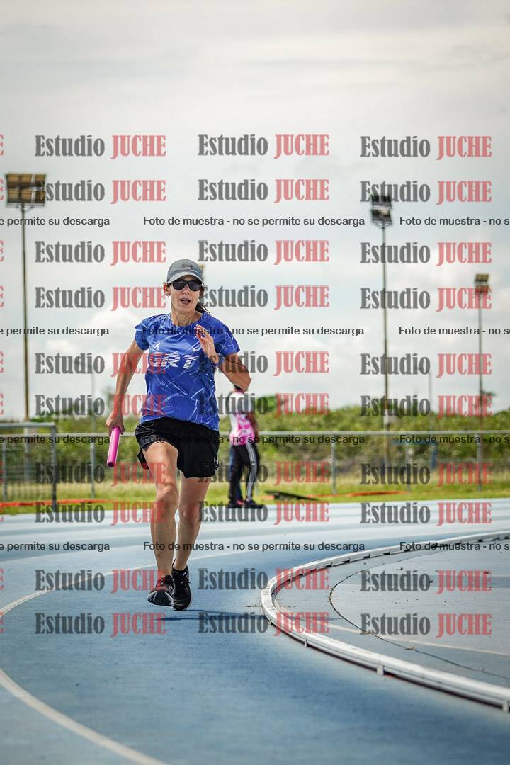 Fotos durante el transcurso de los relevos 20' para running teams - serie 1