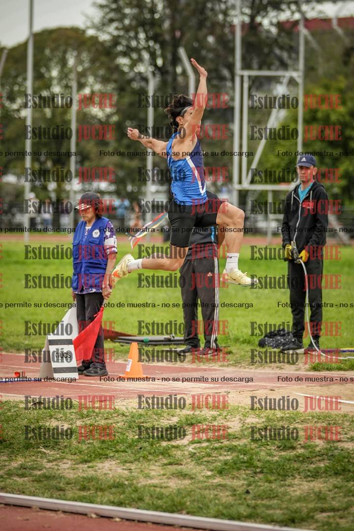 Fotos del salto en largo de varones
