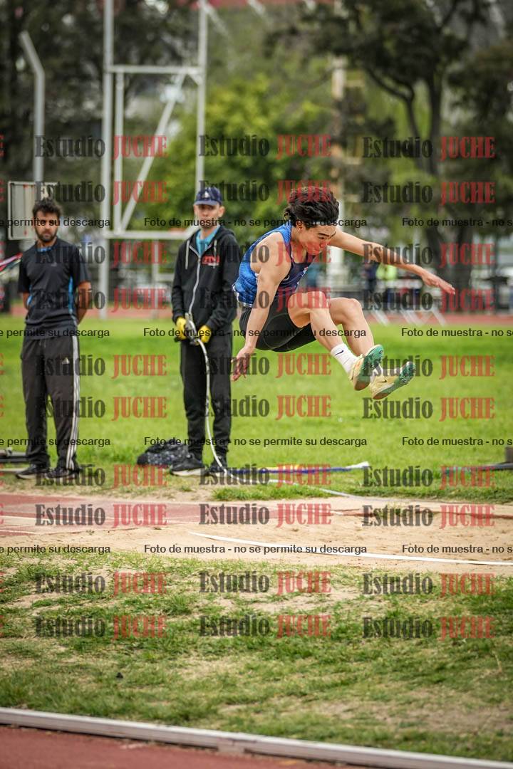 Fotos del salto en largo de varones