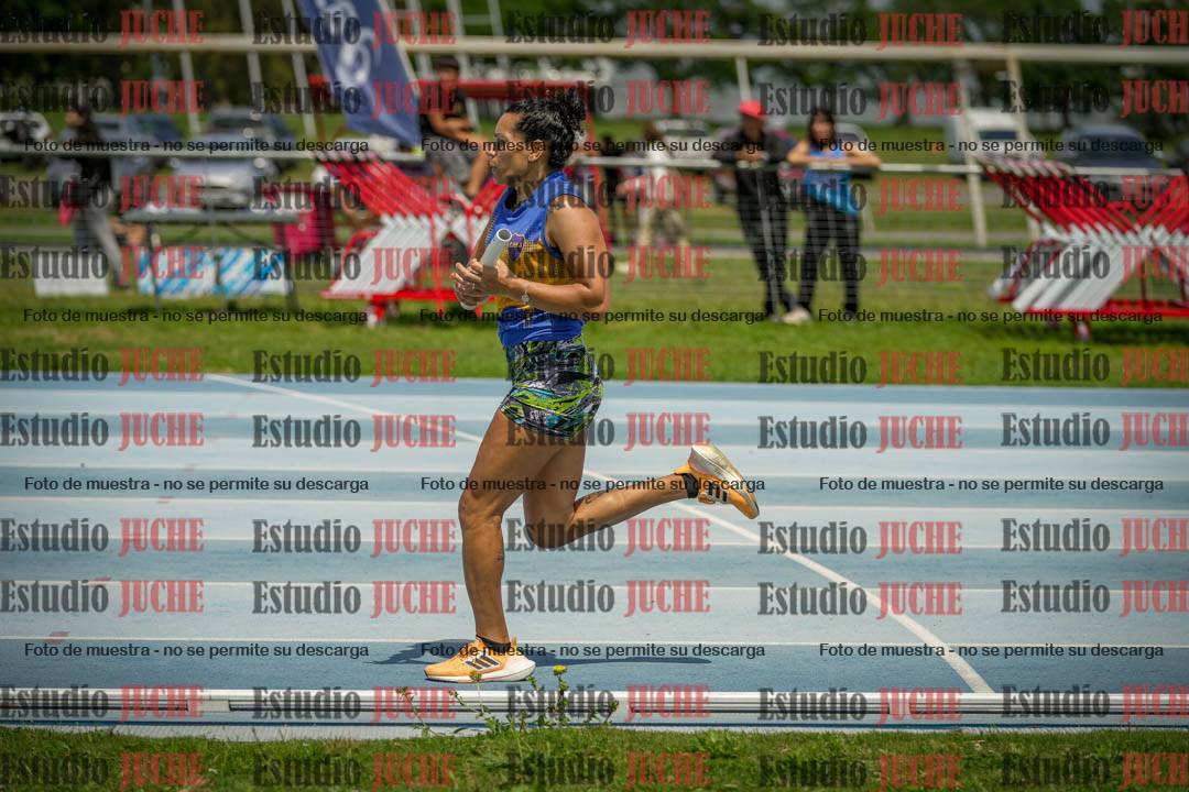 Fotos durante el transcurso de los relevos 20' para running teams - serie 1