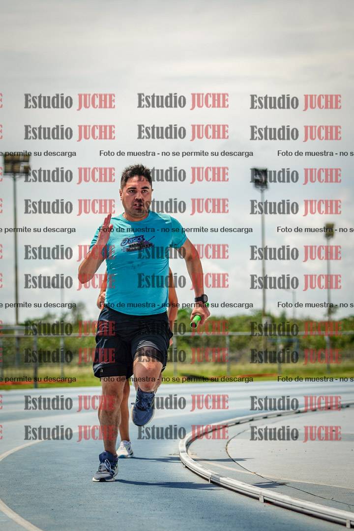 Fotos durante el transcurso de los relevos 20' para running teams - serie 1