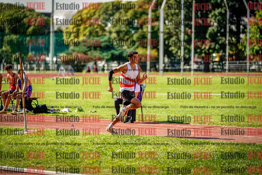 Fotos del salto en largo de varones
