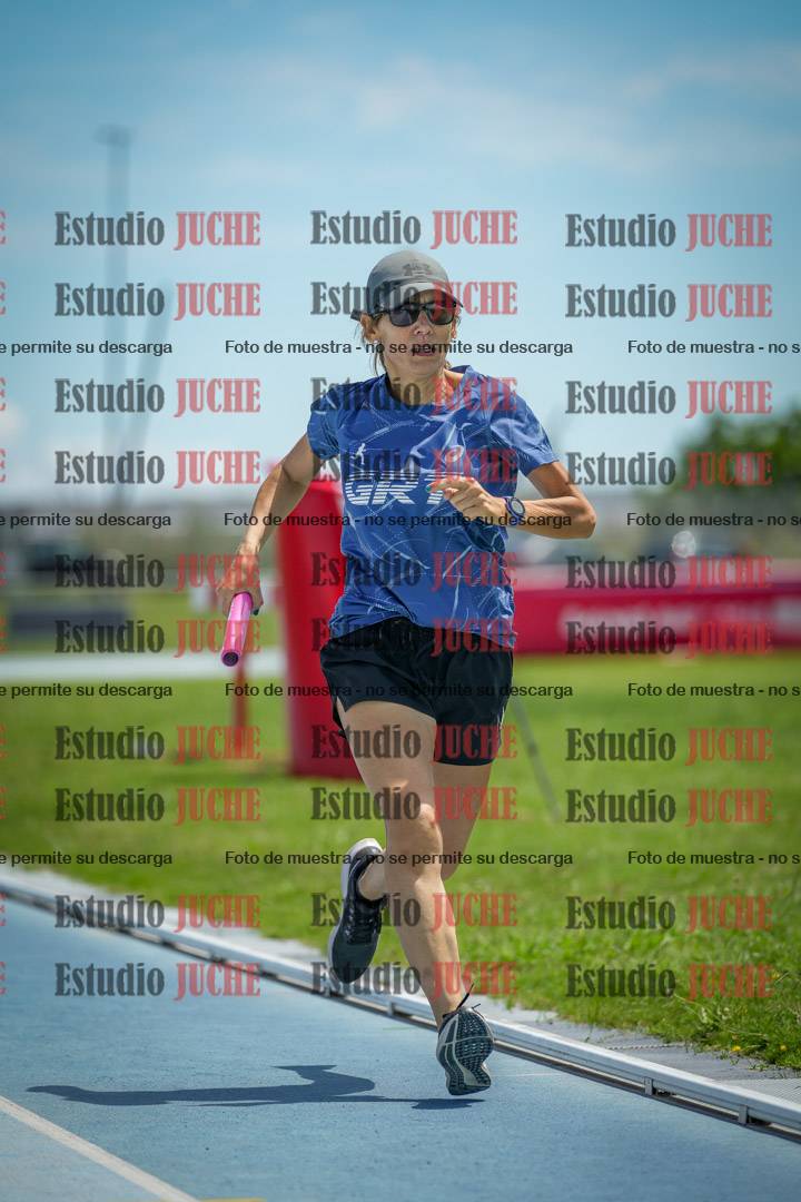 Fotos durante el transcurso de los relevos 20' para running teams - serie 1