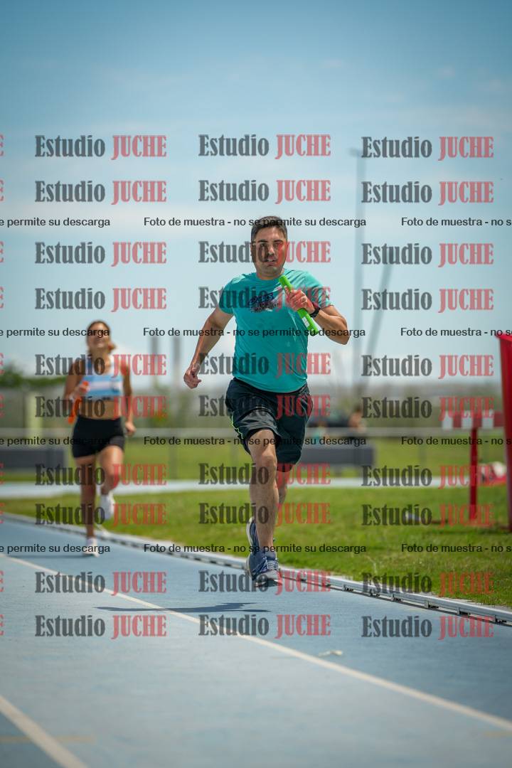 Fotos durante el transcurso de los relevos 20' para running teams - serie 1