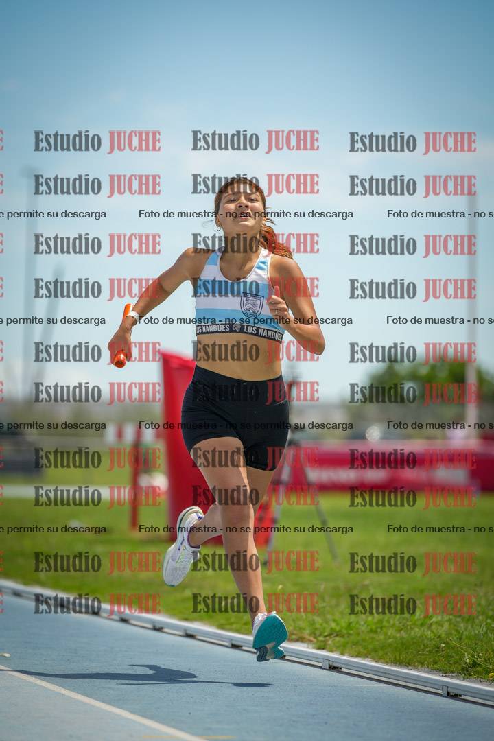 Fotos durante el transcurso de los relevos 20' para running teams - serie 1