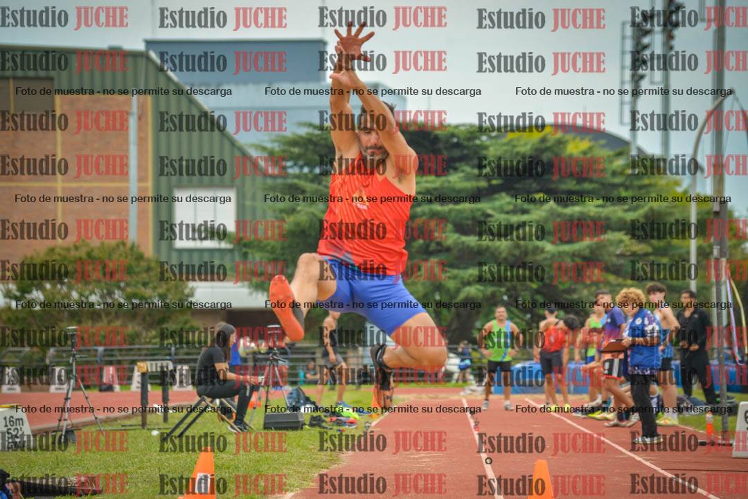 Fotos del salto en largo de varones - mayores
