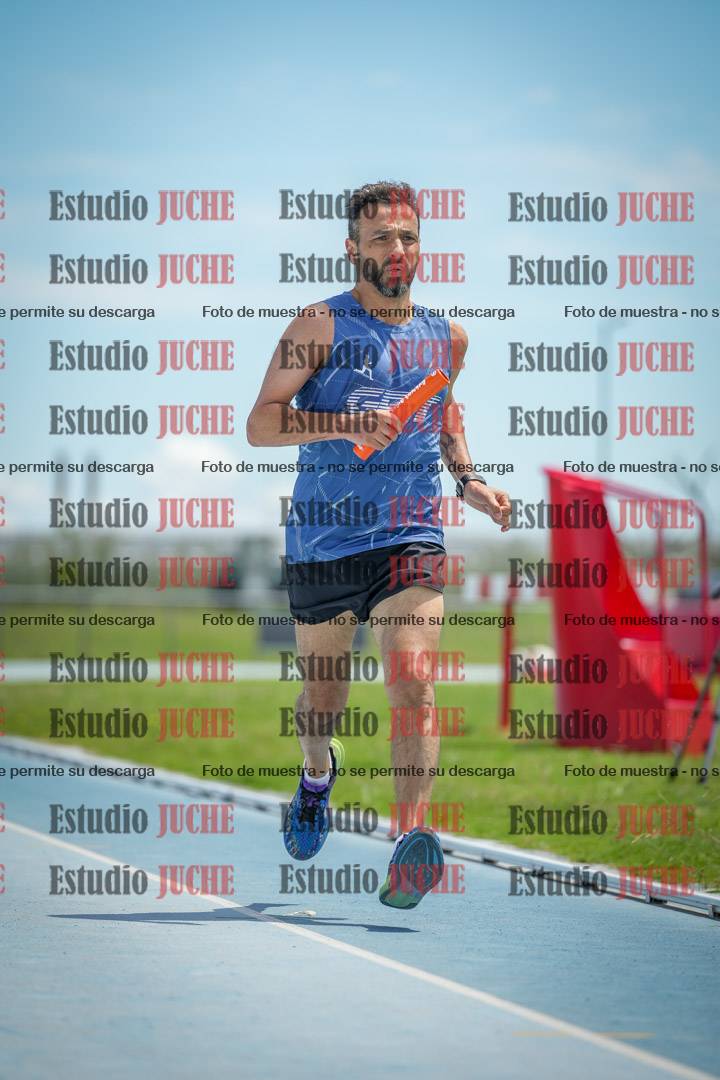 Fotos durante el transcurso de los relevos 20' para running teams - serie 1
